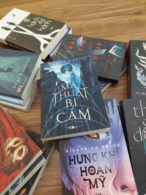 Đặc điểm của vụ án này là từ nạn nhân, thủ phạm và động cơ chỉ là tuyến phụ. Không phải nhờ thiên tài Yukawa, những phán đoán logic của cảnh sát là cơ sở để tìm ra hung thủ cũng như bản chất của những sự việc bí ẩn.