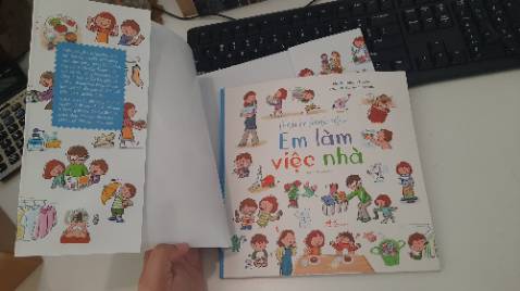 Mình thích quyển này quá đi mất !
Canh mãi mới có sale, nội dung xịn xò như này đúng là không sale 50-50% như các sách truyện khác được thật.
Sách ngập tràn hình ảnh minh họa đẹp và dễ hiểu. Giúp trẻ và bố mẹ có thể cùng xem các tranh tình huống và thảo luận về những việc nhà mà trẻ có thể cùng làm. Sách chia thành các mục hướng dẫn cụ thể các tình huống: Lau dọn nhà cửa, chuẩn bị bữa ăn, Giặt đồ và phơi đồ, Công việc khác hàng ngày (phân loại rác, trông nhà...)
Thật là một cuốn sách hữu ích bố mẹ nên mua để đọc cùng trẻ