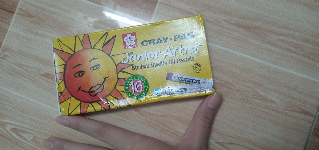 màu nhỏ hơn trong tưởng tượng của mình , hộp hơi bị móp xíu , chưa dùng thử nên chưa biết thế nào