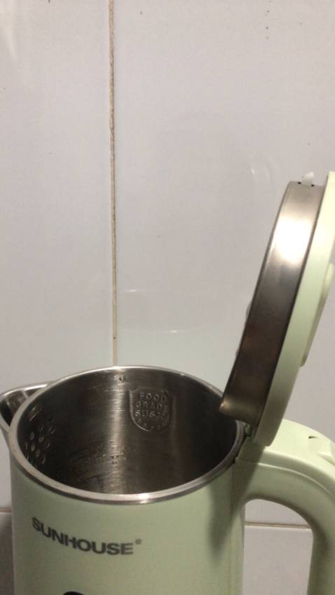 Ấm nhìn rất chắc chắn. Sôi nhanh. Màu xanh này mình rất thích