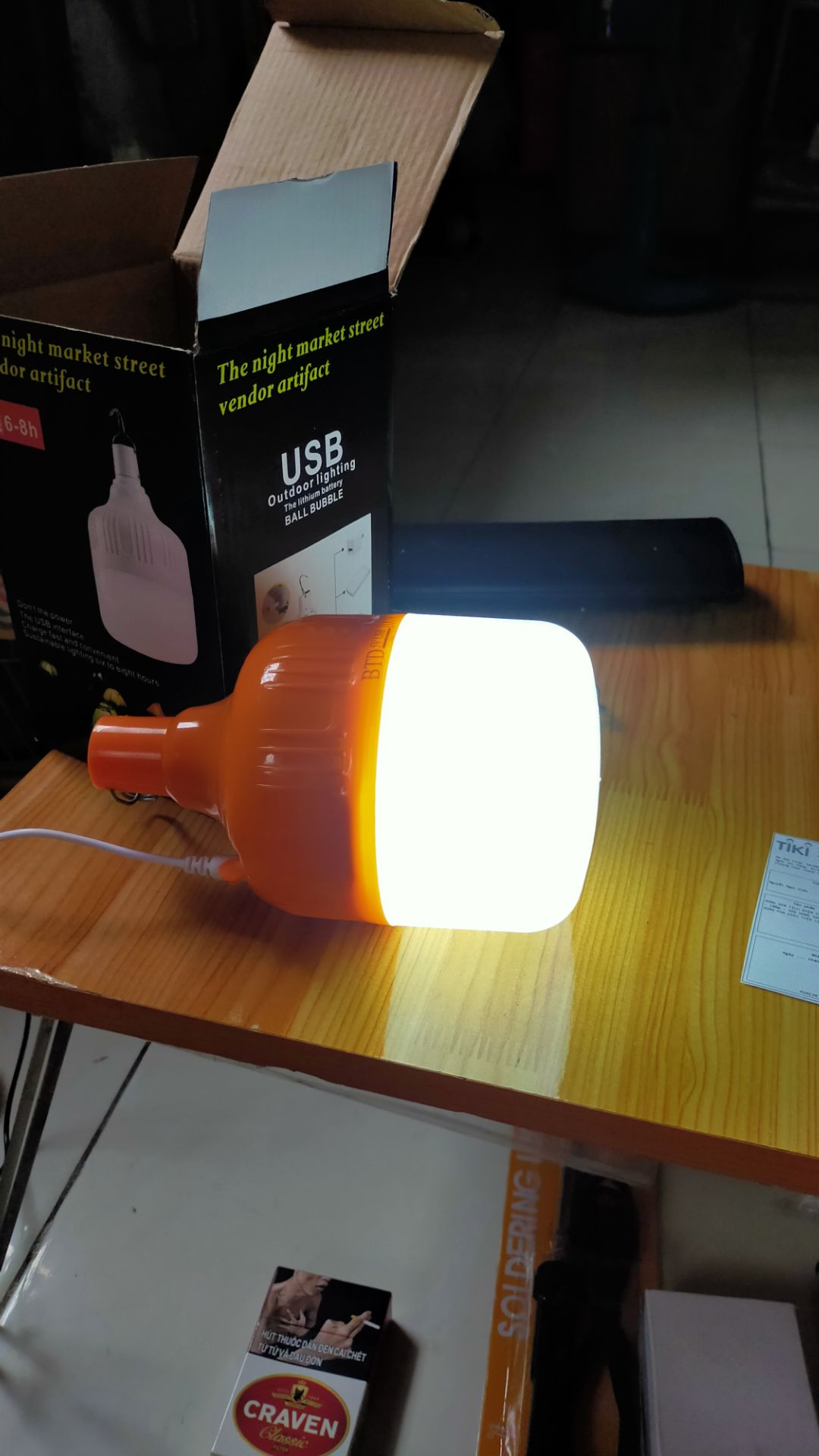 Thích vì: 
1. Đóng gói rất đẹp như một hộp quà tặng, gọn gàng hơn cách đóng gói của *** và *** và Sendo,
2. Phiếu gửi hàng kèm theo rất chi tiết và dễ xác nhận thông tin đơn hàng,
3. Số lượng đầy đủ.

Về Chất lượng thì chưa biết có đúng 100W hay không (không biết cách đo) nhưng thấy độ sáng chỉ bằng khoảng bóng đèn 30W vì cá nhân đã xài qua loại bóng đèn USB tích điện này!
Trân trọng!