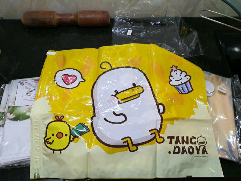 Shop giao đầy đủ túi, và bơm. Bơm hút tốt, có cái này đỡ tốn diện tích.túi đẹp. 5 sao