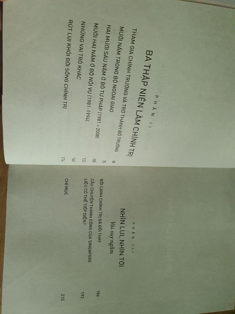 Sách hay. Tuy là hồi ký nhưng tác giả không đi sâu vào nhưng câu chuyện quá cá nhân mà tập trung vào những giá trị, kinh nghiệm mà ông từng trải. S Jayakumar xứng đáng là một chính trị gia, học giả lỗi lạc. Sách cũng thích hợp cho các độc giả đang tìm hiểu nền chính trị Singapore. Gấp quyển sách lại, bạn sẽ hiểu phần nào lý do tại sao đảo quốc non trẻ này thành công đến vậy.