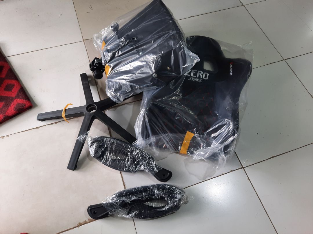 hộp rách nát, chân đế bám bụi có vết xước như hàng cũ. Chắc chắn sẽ ko mua lần 2 hộp rách nát, chân đế bám bụi có vết xước như hàng cũ. Chắc chắn sẽ ko mua lần 2