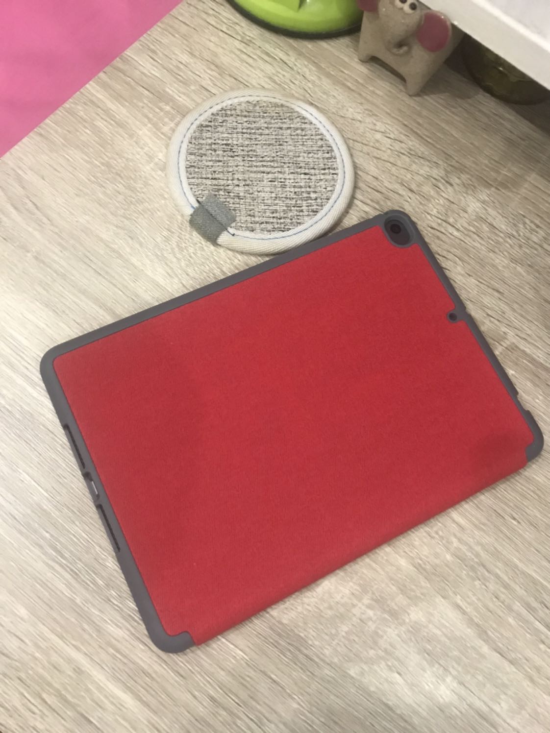 Hàng rất nuột nà, chắc chắn, các khe cắm đều khớp với ipad của mình, nút tắt nguồn và chỉnh âm bọc kín nhưng bấm k có khó khăn gì. Khe cắm bút vừa vặn, viền nhựa mềm dễ đặt bút vào nhưng úp ngược cũng k bị rơi ra.
Giá của tiki mềm hơn cửa hàng bên ngoài mà hàng có nhiều màu để chọn hơn. Case của mình nhận màu đỏ tưoi chứ k phải đỏ bầm như hình quảng cáo nhưng mình thấy đẹp.