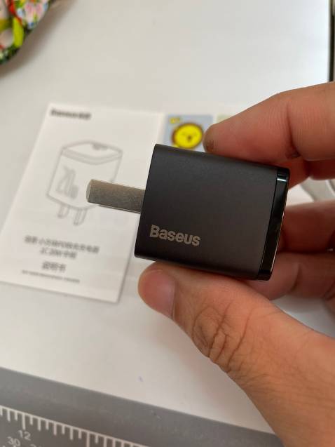 Hàng được chuẩn bị và giao nhanh.Sạc thực tế cầm rất đã tay,đầm chắc.Hộp đựng có tem mác đầy đủ,nguyên seal. Sạc thử thì tốc độ cũng nhanh,củ sạc k bị nóng,máy mát
Thanks shop