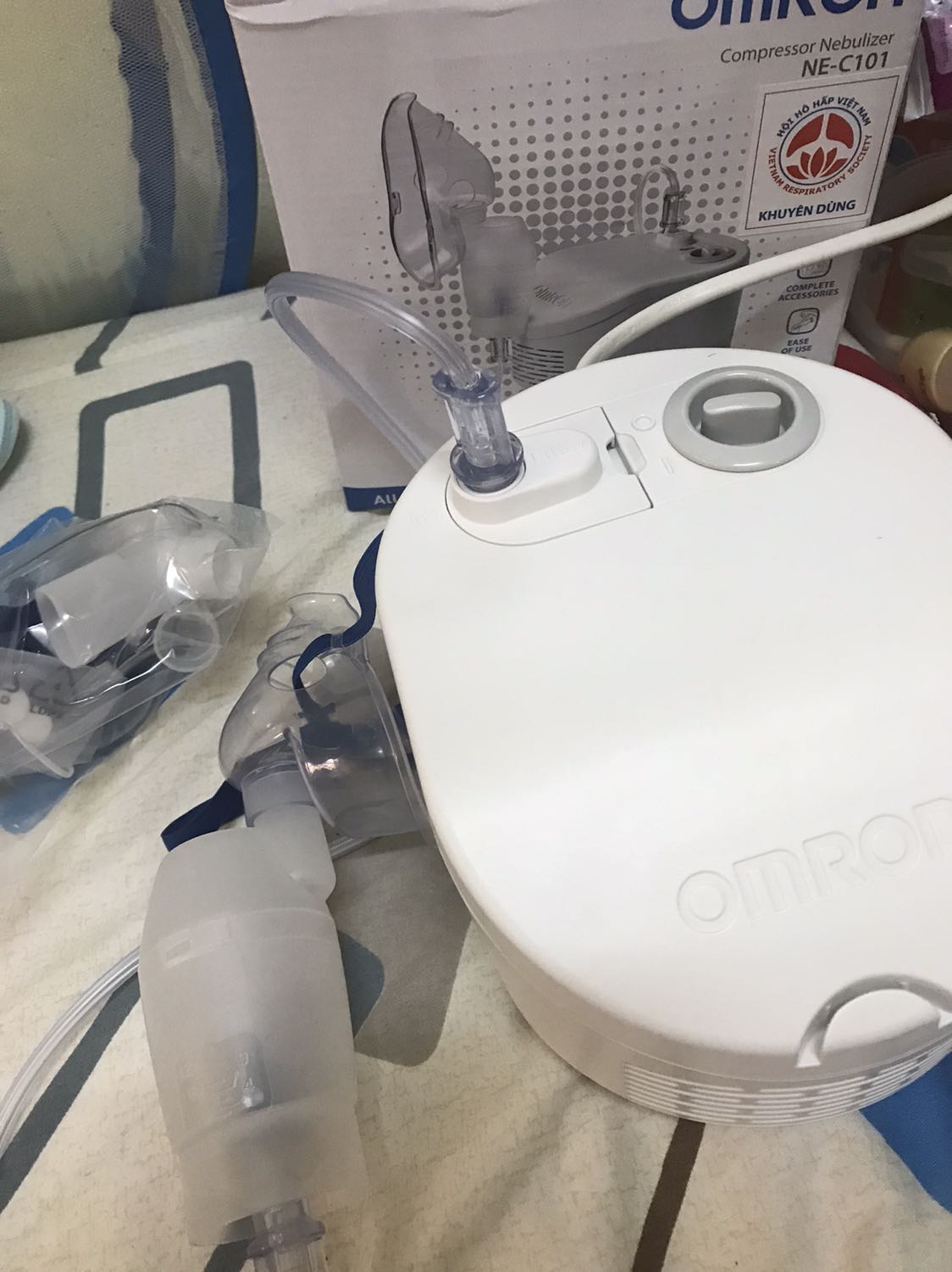 Giao hàng nhanh. Máy xông kích thước hạt mịn, tốc độ nhanh, dễ sử dụng. Buổi tối thì máy chạy hơi ồn một chút nhưng vẫn ổn với giá cả. Mua cho bé xông có hiệu quả, đỡ bệnh hơn rất nhiều Giao hàng nhanh. Máy xông kích thước hạt mịn, tốc độ nhanh, dễ sử dụng. Buổi tối thì máy chạy hơi ồn một chút nhưng vẫn ổn với giá cả. Mua cho bé xông có hiệu quả, đỡ bệnh hơn rất nhiều