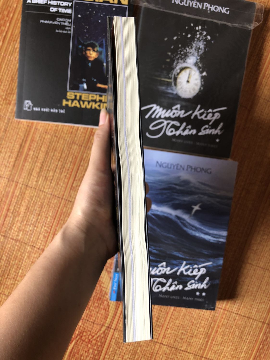 Mình đã nhận được hàng sau một tháng chờ đợi.  Về nội dung thì chưa đọc nên chưa review được . Một số nhận xét của mình về hình thức 
- Sách không đóng gói không bọc lại , chỉ bỏ cho có vào trong hộp 
- Sách bị cong và cũ 
 Đây là lần đầu mình thất tiki giao hàng kiểu này, mặc dù rất thất vọng nhưng mình cũng hiểu là một phần do tình hình dịch bệnh căng thẳng. Dù sao cũng  nhận rồi hi vọng tiki chú ý hơn