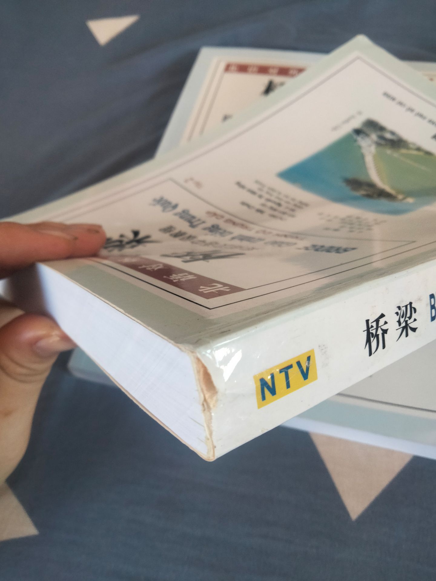 sách đóng gói cực kì sơ sài luôn á, không có bọc chống sốc bên trong gì cả, nhét luôn 2 cuốn sách vào hộp thôi. Mà lúc mình nhận là cái hộp sắp bung ra luôn rồi, mở ra y như rằng mấy góc sách nhăn nheo hết cả, còn hơi bẩn bìa ngoài nữa. Lần đầu tiên mua sách bên tiki mà bị ntn