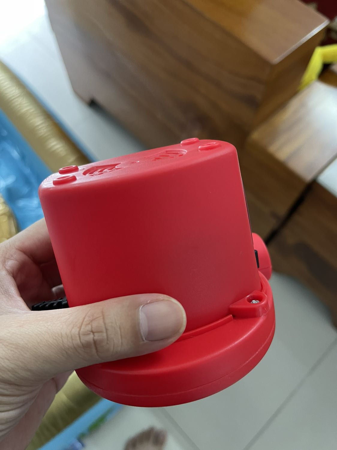 Đặt 1 đằng giao 1 nẻo, cắm điện vào sử dụng được 1p là nổ cái bụo và bốc khói :) Sản phẩm rác vậy cũng cho ra thị trường bán cũng hay đấy.