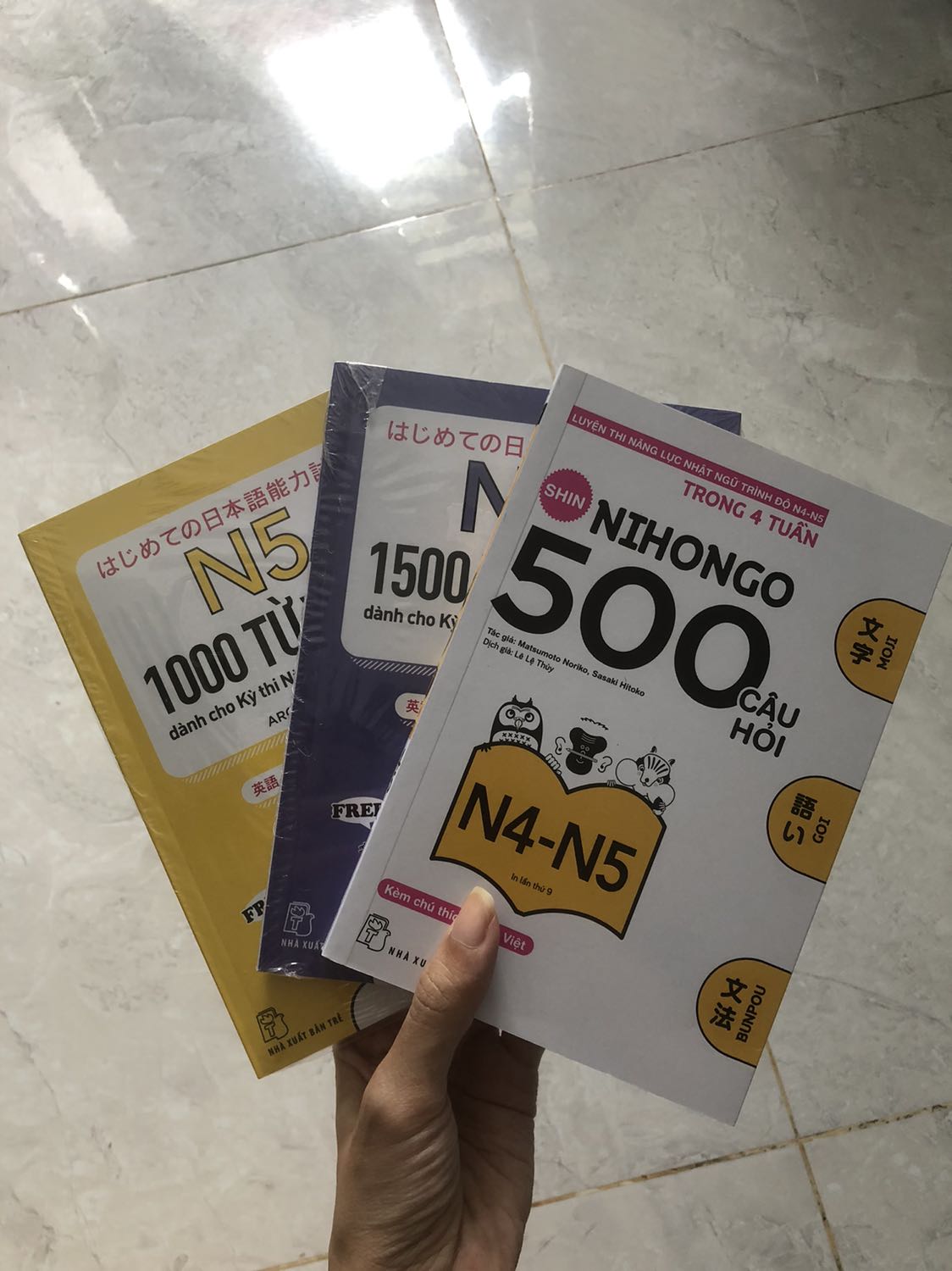Sách giao nhanh. Mới đặt hôm qua, hôm nay đã giao. Đóng gói đẹp, chỉnh chu. Mỗi cuốn đều có giấy bọc riêng. Sách giao nhanh. Mới đặt hôm qua, hôm nay đã giao. Đóng gói đẹp, chỉnh chu. Mỗi cuốn đều có giấy bọc riêng.