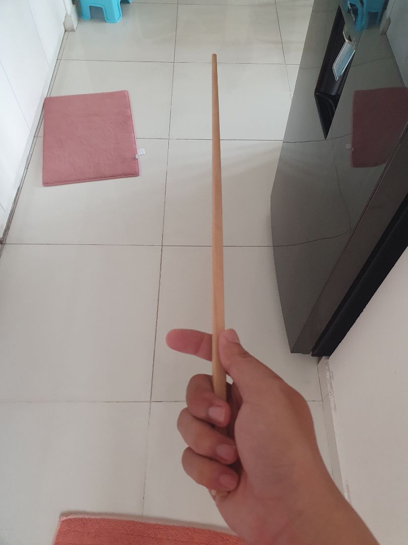 đũa thẳng,trơn nhẵn.Khi vụt tiếng gió nghe đã.Đũa này mua về làm gia pháp thì rất tuyệt,lời nói có trọng lượng hơn hẳn.Nếu có phiên bản dài 50 cm thì tốt.