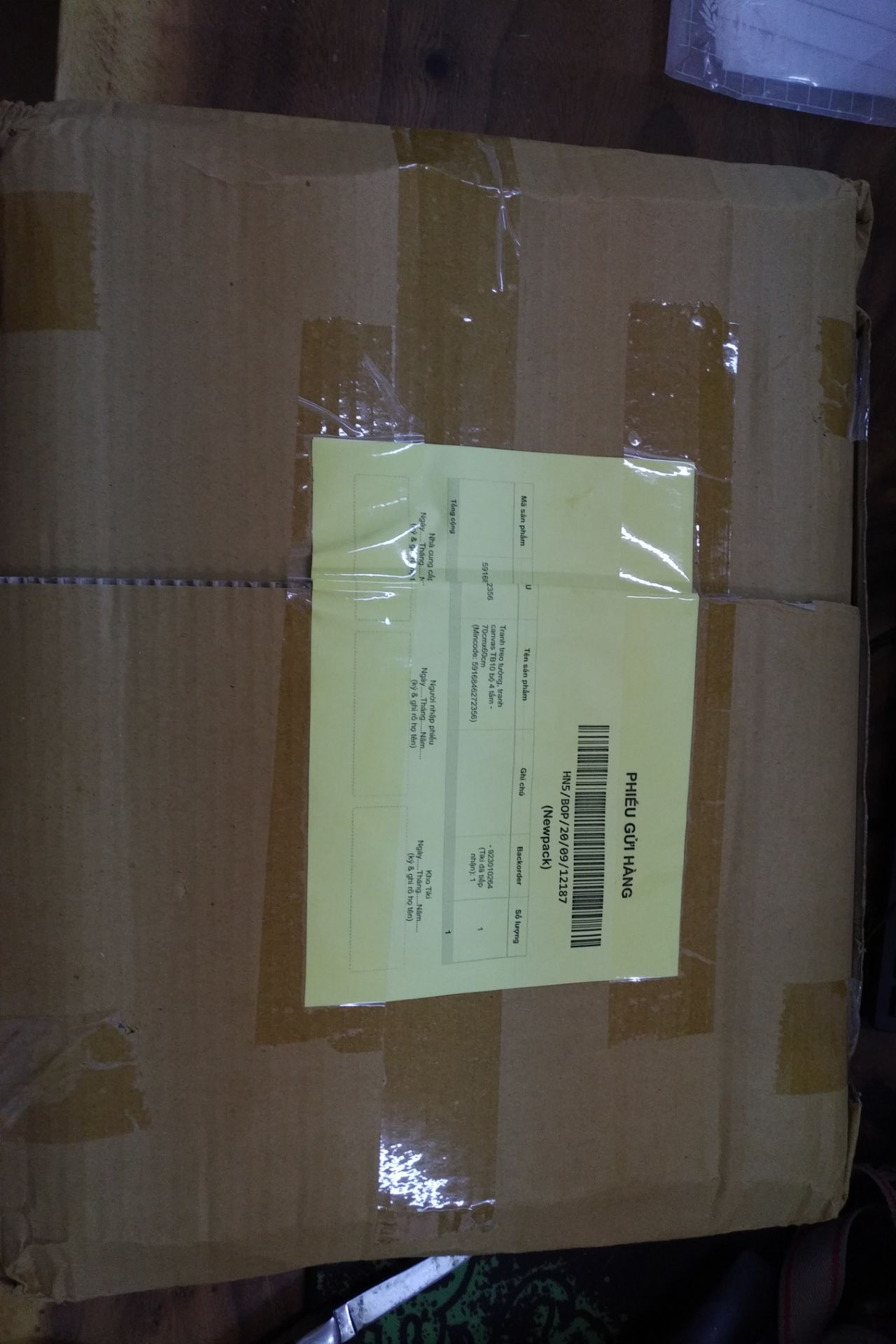 Tôi có 1 nhận xét về sản phẩm như sau:
1.kích thước chưa giống mô tả : nhỏ hơn
2. chất liệu in bình dân.
3. khung chấp nhận được. 
4. đóng gói rất cẩn thận
5. móc đóng tường rất yếu nên thay loại tốt hơn 
6. giao hàng trước dự kiến 1 ngày