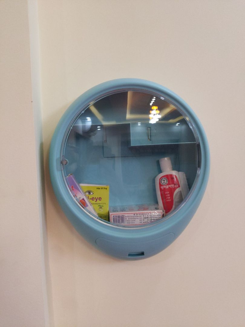 sản phẩm khá ổn, nhựa cứng cáp, miếng dính chắc chắn, nhưng không gian chứa đồ hơi bé , để ít đồ OK.