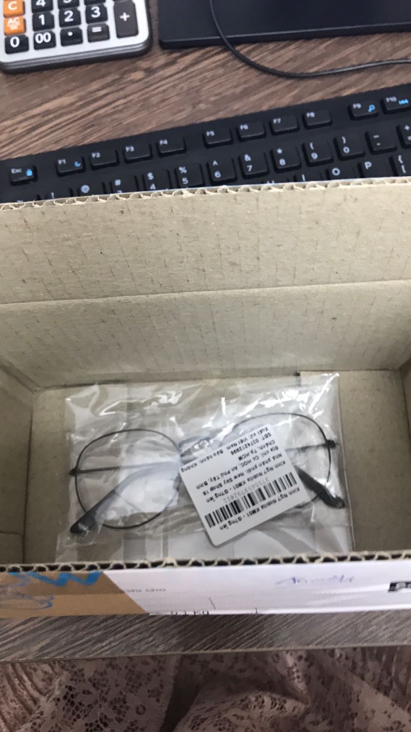 Tiki giao hàng nhanh cực, tối đặt sáng hôm sau có, kính có tí mà cái hộp to đã lun.
Sp thì 18k thì cũng ngon bổ rẻ rồi, kính hơi lệch tâm tí chỉnh lại ko sao.
Anh ship giọng ấm ghia như ông anh web 5s á. Keke
10 điểm cho TiKi và Shop bán kính nhé.