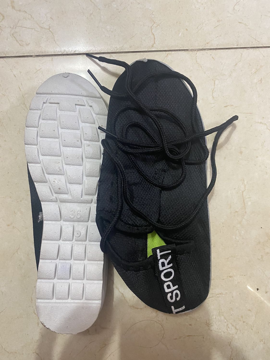 Mua ủng đi mưa mà shop giao cho giày fake như này là sao?