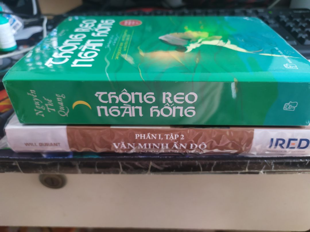 Chờ dài cổ mới thấy tiki sale cuốn này. Nội dung mình chưa đọc nên chưa đánh giá được. Về sách thì giấy xốp, nhẹ, còn màng co, sách nguyên vẹn. Tiki giao hàng siêu nhanh. Nói chung thì mình hài lòng.
