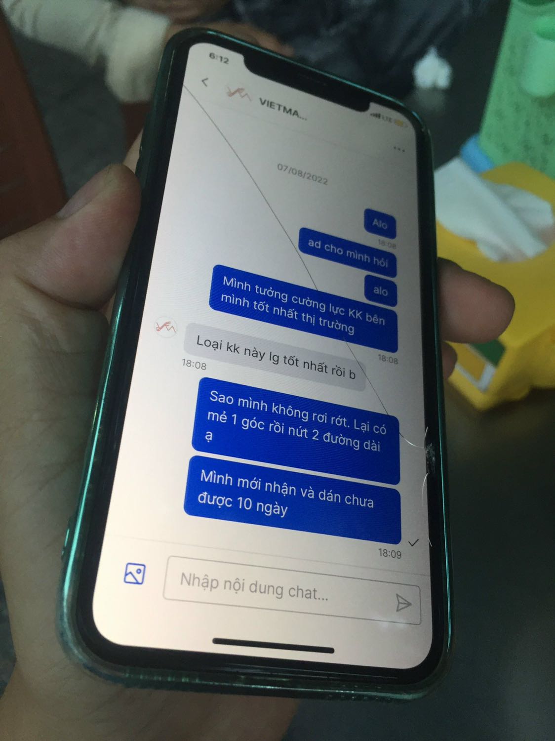 GÓC NHẮC NHẸ ạ. =))
Quá tệ, mình dán cái này được hơn 1 tuần. Không hiểu kiểu gì bị mẻ 1 góc lúc nào không hay thế là nứt kéo dài 2 đường. Nhắn tin khiếu nại thì nhân viên còn đổ lỗi cho mình làm rớt. Ủa xin lỗi chứ kính bạn bán 166k có khi còn không bền bằng kính 16k mua ở chợ ạ. Kính cường lực 9D kiểu gì mà mẻ có xíu thế là nứt luôn màn, thấy review bẻ 2 tay mới gãy, chặt đồ các kiểu ghê lắm. Không tiếc gần 200k. Ức chế cái cách nhân viên làm việc. Quá thất vọng.