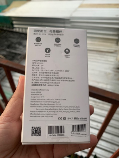 Nhận hàng vô cùng thất vọng vì không phải hàng chính hãng, muốn yêu cầu đổi trả. Chỉ mới khui hộp bao bì bên ngoài ra là đã biết không phải hàng thật nên không khui sản phẩm ra. Mình đặt hàng 2 máy giao cùng ngày của 2 shop khác nhau thì đơn hàng này không đúng hàng chính hãng, rất mong tiki thu hồi lại sản phẩm. Cảm ơn