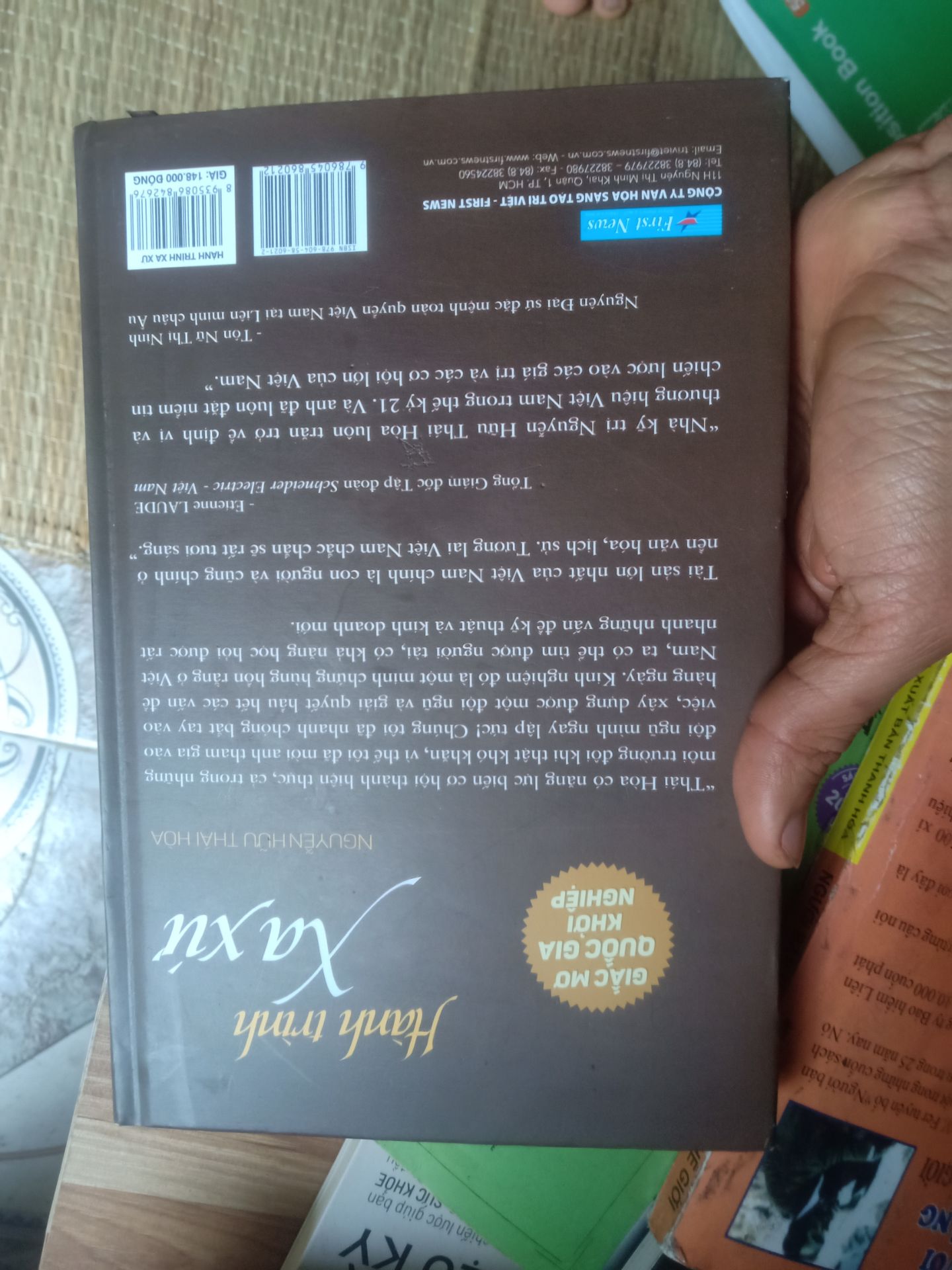 Anh Thái Hoà là người có tấm huyết với thế hệ trẻ, với dân tộc và đất nước. cuốn sách chứa đựng những kinh nghiệm của anh từ lúc xa xứ đến khi về nước.