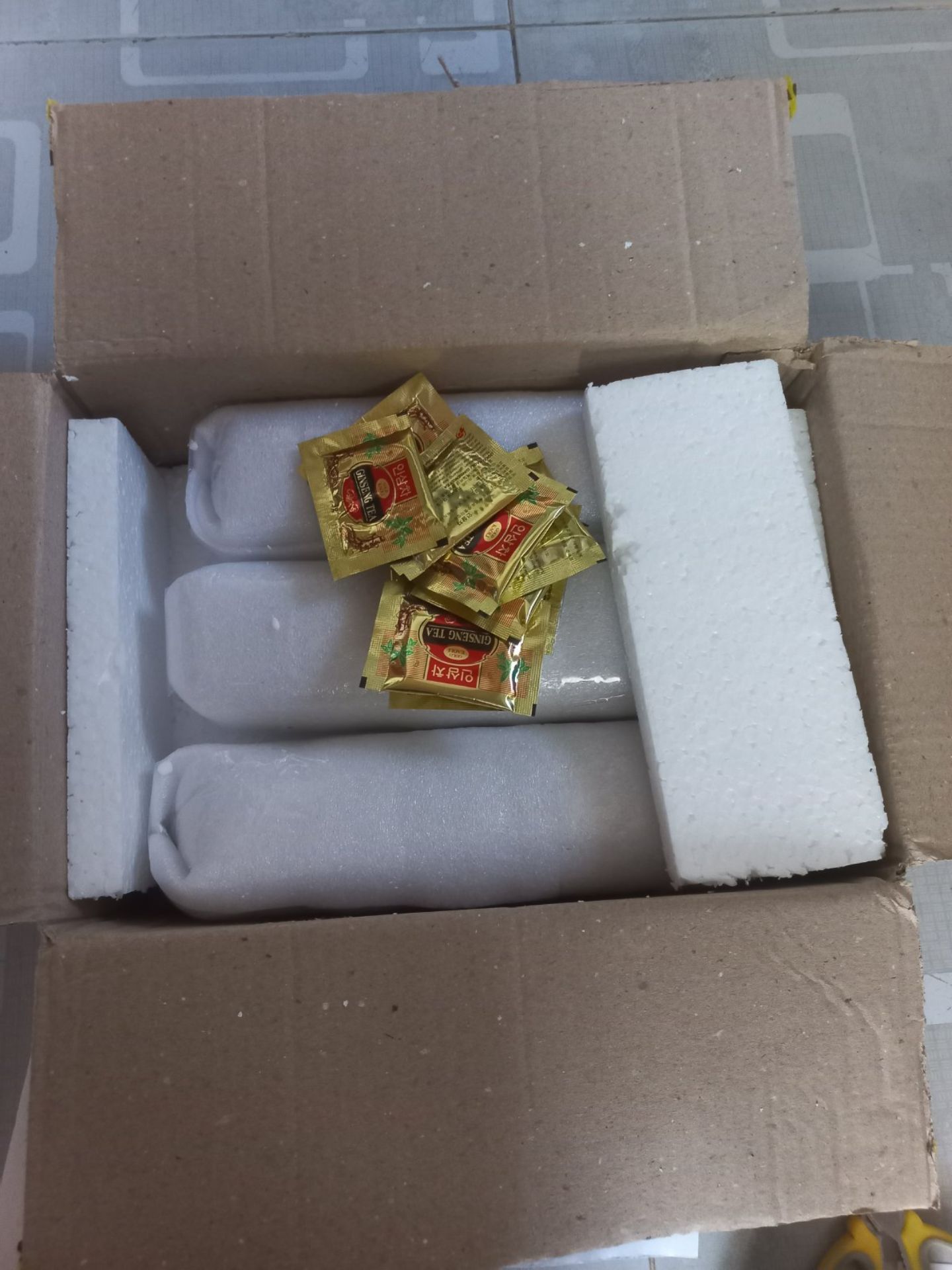 SP thơm mùi mật tự nhiên, chai mật nhìn đẹp, đầy đủ nhãn mác, cty sx,... yên tâm sd. Shop ở HN nhưng giao vào SG rất nhanh, đóng gói siêu cẩn thận, có tặng trà kèm, thanks!