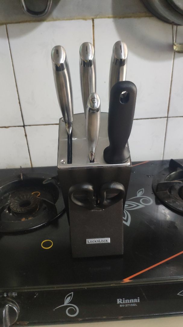 Hàng giao nhanh, sản phẩm đúng mô tả. Dao sáng bóng khá bén, cầm nặng và rất thuận tay. có kệ để dao nhìn rất sang trọng. Đúng là tiền nào của nấy. Đáng để mua.