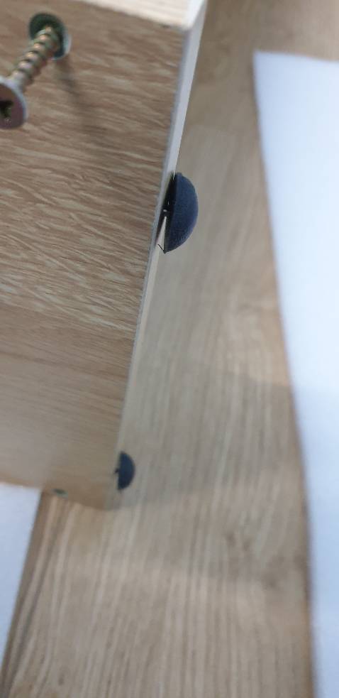 Lắp ráp hơi khó khăn với người 0 có kn. Mọi người nên để nằm rồi lắp, chú ý lỗ khoan bắt vít 0 đối xứng, 1 lỗ gần 1 lỗ xa.
Shop hướng dẫn chưa đc chi tiết lắm, video hoàn toàn có thể in ra, còn nếu quay video thì nên quay người thật lắp mẫu có ích hơn.
1 vài lỗi nhỏ bỏ qua được nhưng 1 miếng chân thì lỗi hơi nặng làm tủ bị cập kênh.
Tủ cũng 0 chắc chắn lắm nếu có lực tác động. Hình như shop có cho đồ neo nhưng lại không có hướng dẫn, 0 biết làm sao để cố định tủ vào tường cho an toàn.
Còn 1 điểm nữa là mình bắt vít đa phần toàn bị lồi mặc dù đã căn rất chuẩn, thành ra miếng dán rất hay nhưng cũng 0 dùng được.