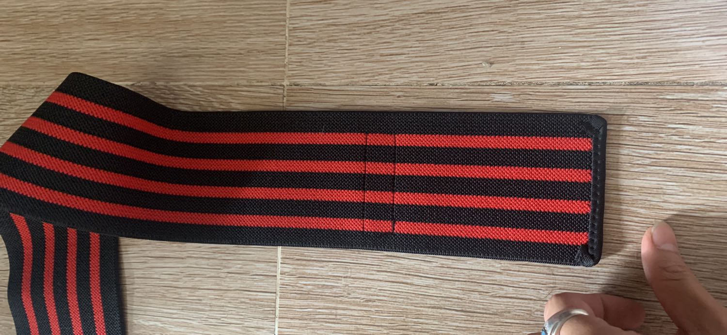 Không có miếng dán giữ giống trong hình. Sao mà quấn chặt được ???