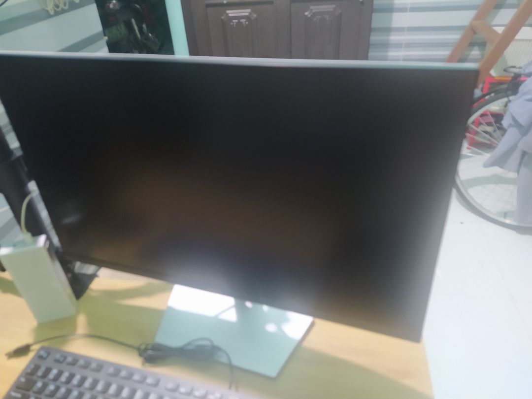 Giao hàng đúng hẹn, đóng gói cẩn thận, chắc chắn. Sản phẩm chất lượng, thiết kế đẹp, nhỏ gọn, hiển thị màu tốt, tuy nhiên mới nhân hàng chưa biêt sử dụng bền hay không, nhưng tin tưởng vào hãng dell này.