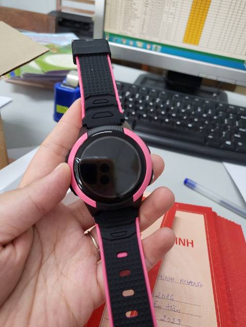 Ngoại hình máy đẹp, cảm ứng nhạy, định vị chính xác, nghe gọi qua Sim rõ, Tiki giao nhanh, dễ nhận sim, mình xài Vinaphone 4G, chỉ là pin tuột hơi lẹ chắc mình sẽ nghiên cứu thêm để giảm hao pin, với nghe gọi không tốn tiền chưa biết sử dụng ở đâu. Mua tặng quà noel cho bé bé rất thích, ko có game gì nên tránh được việc bé ham chơi game, rung mạnh, camera thì nhòe lắm á, xem hình cuối nha, lưu danh bạ được, có thể mở tắt chế độ gọi máy ngoài danh bạ, khá tiện, ko biết có thể update dung lượng pin lên hay ko nhỉ.