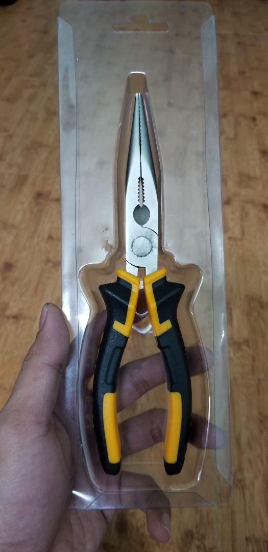 mới nhìn sơ qua thì mình thấy cũng ổn, tuy nhiên lúc cầm lên bóp thử thì thấy sượng, giống như đã để lâu ngày, không như mấy cái kềm mới khác. soi kỹ thì thấy đầu cắt bị cùn ko cắt được. cái này giống như lỗi từ khâu đúc. 

tay cầm nhựa cũng ko đã lắm. 

(hôm nay mình mua 2 cái kềm, tiki giao rất nhanh nhưng 2 cái kềm đều lởm. )