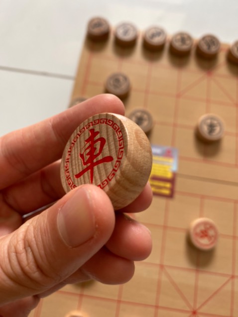 Bộ cờ đẹp, bằng gỗ sồi nên sáng màu, nổi rõ vân gỗ đẹp. Bàn cờ to vừa phải, dễ dàng mang đi mang lại hoặc cất. Có điều quân cờ hơi nhẹ, bác nào tay to thích đập rầm rầm thì chắc sẽ ko thích. Mình newbie mới tập chơi như vầy là quá ok rồi.