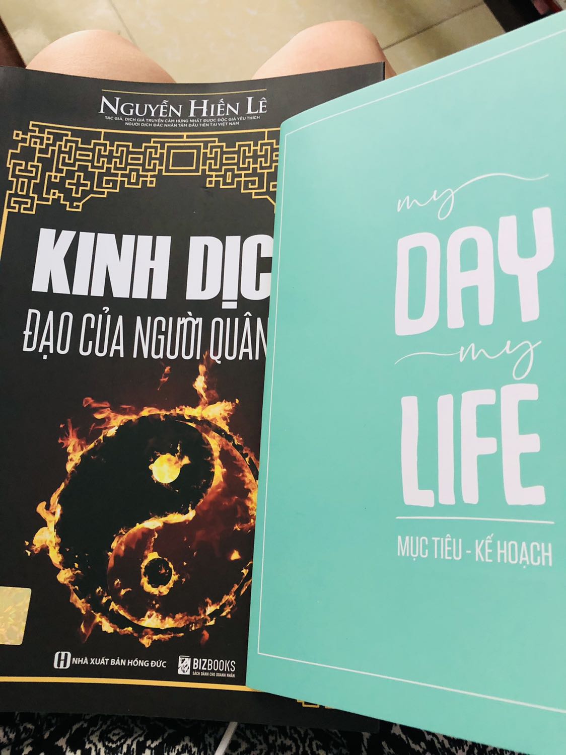 Giao hàng siêu nhanh, in tốt, đẹp lại còn đc tặng quyển sổ mục tiêu. Rất hài lòng. 
Quyển này đọc công nhận dễ hiểu hơn quyển Kinh Dịch mà Ngô Tất Tố dịch rất nhiều.