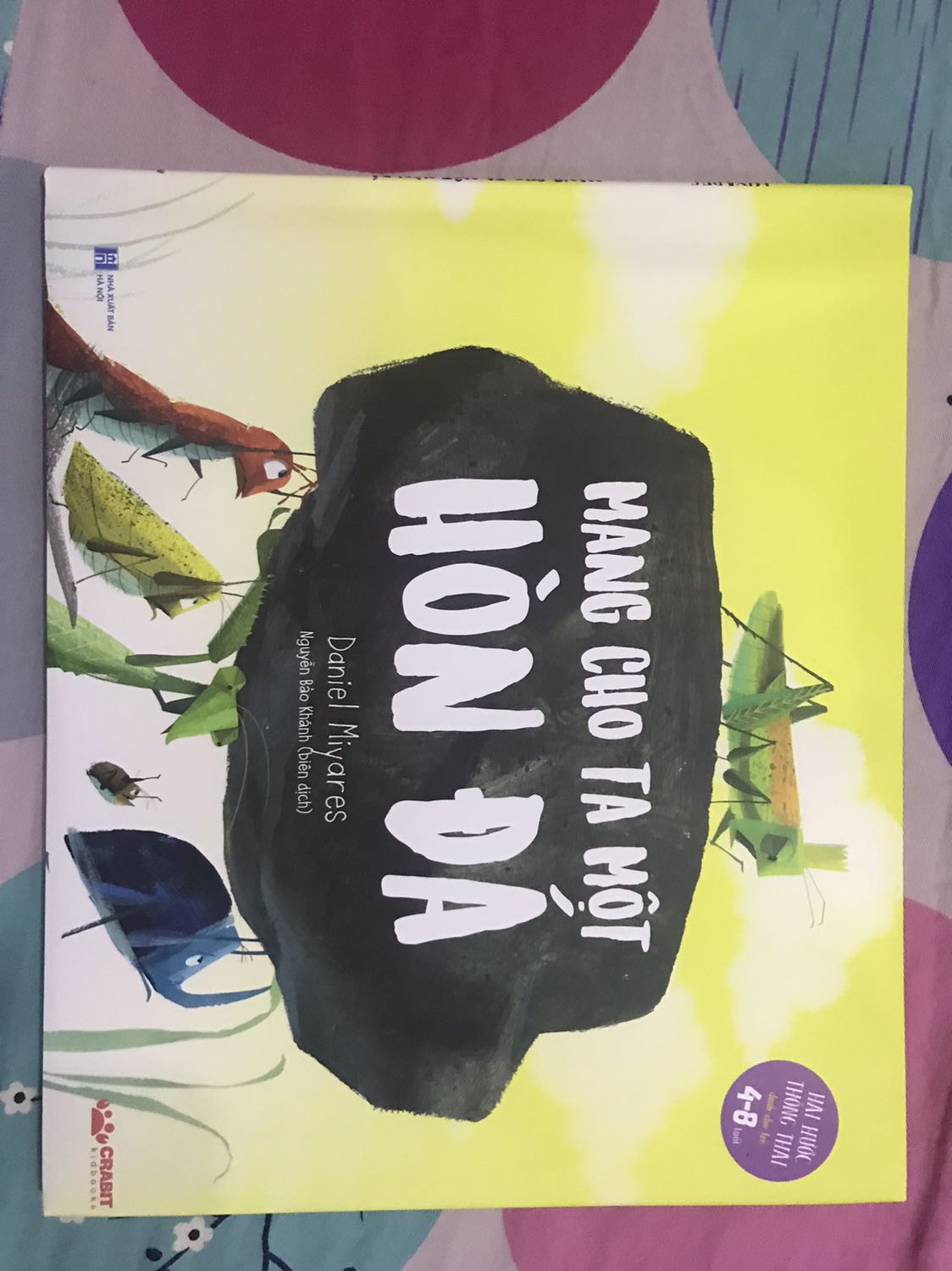 Sách này thì chỉ phù hợp cho những bé dưới 5 tuổi thôi vì sách chủ yếu là hình to, có ít trang à. Mình mua cho bé lớp 4 thì không phù hợp lắm, hơi tiếc :(. Giao đủ & siêu nhanh. Mới đặt hôm nay là ngày mai giao tới liền.