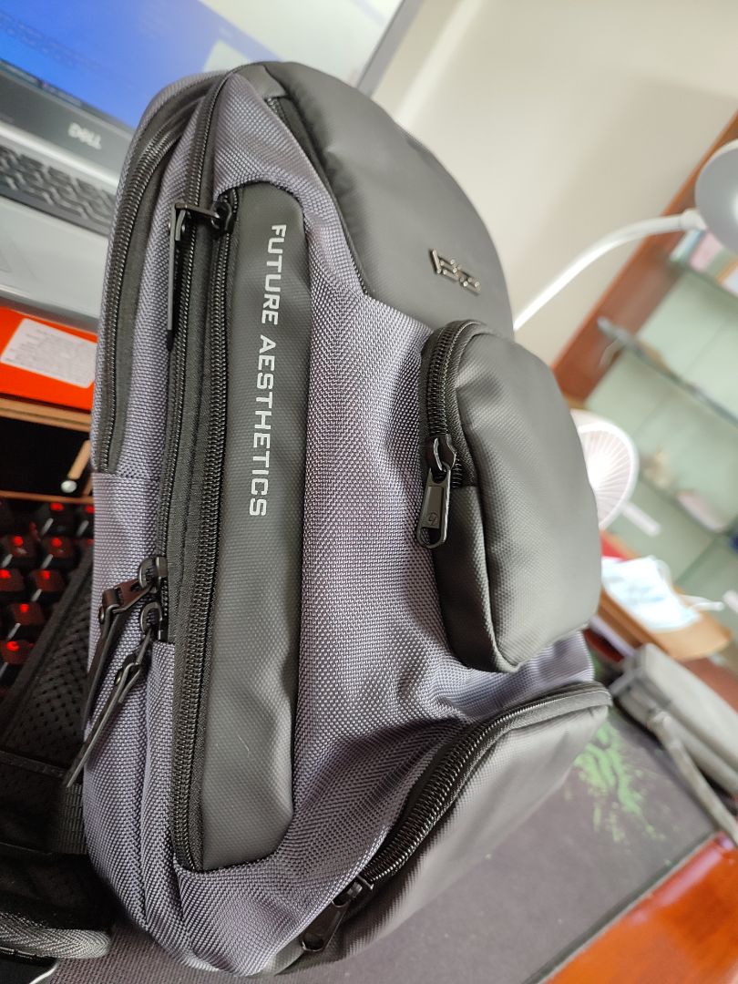 hàng như hình, 11 ngăn để đồ, 2 ngăn để vừa tờ giấy a4, tiện cho việc để tài liệu. thank shop. à quên, kết cái túi nilong có dây kéo khá chuyên nghiệp :)))