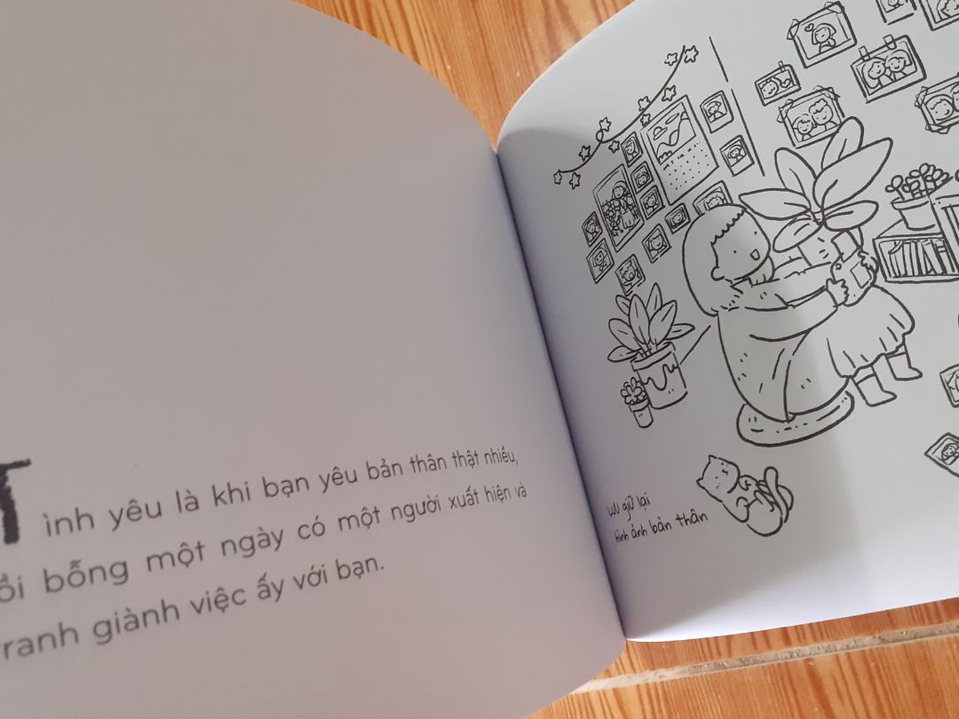 Sách ok lắm nè, giấy dày dặn hình dễ thương. Coi rv lâu rùi mà giờ mới mua. Đánh giá 5 sao vì anh shipper nha ? đẹp zai dễ thương xỉu a giao hàng cũng nhanh nữa. Bạn nào chưa hình dung được sách to sao thì nhìn tay mình nha, thuộc dạng trung bình nhỏ nhưng nói chung sách cũng to á