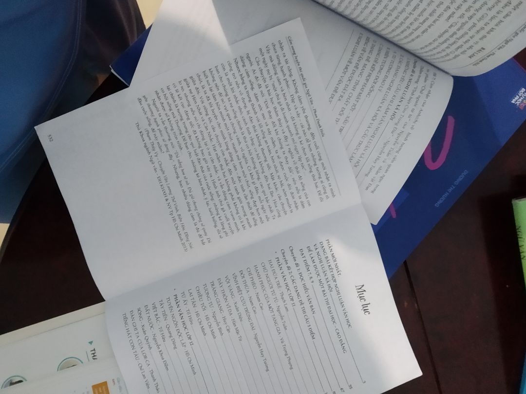 Sách giấy trắng ổn nhưng có điều có một tờ trong cuốn sách không bị dính vào trong nên bị rời ra như trong hình , cái này do lỗi gia công của nhà in . Lỗi này không ảnh hưởng gì đến nội dung cả , chỉ bị ở phần mục lục . Mong tiki báo với nhà xuất bản để gia công tốt hơn cho những cuốn sách sau