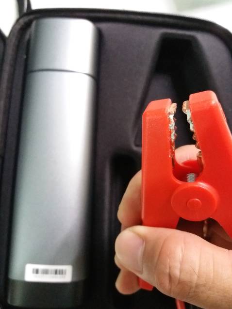 Yêu cầu tiki đổi sản phẩm khác vì tôi cho rằng đây là sản phẩm củ vì lý do sau: seal hộp đã bị rọc, đầu kẹp bị oxy hóa chuyển sang màu xanh ( có thể họ đã sd kích bình cho oto và bị dính axit của bình nên mới chuyển sang màu xanh ở phần răng kẹp) + dây cáp usb củ và dơ. Yêu cầu tiki gửi sản phẩm mới nguyên hộp, nguyên seal và chính hãng.