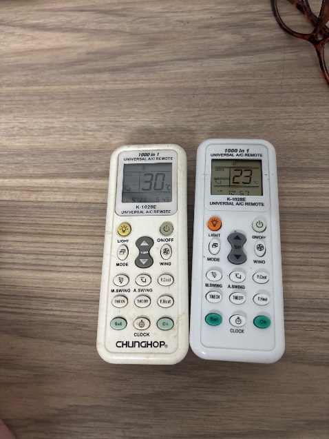 Bên trái là remote cũ của mình. Bên trái là mua ở tiki và không dùng được. Mình mua hàng tiki 2 lần và sản phẩm về đều không dùng được. Thất vọng và sẽ không ủng hộ mua hàng bên này trong thời gian tới.