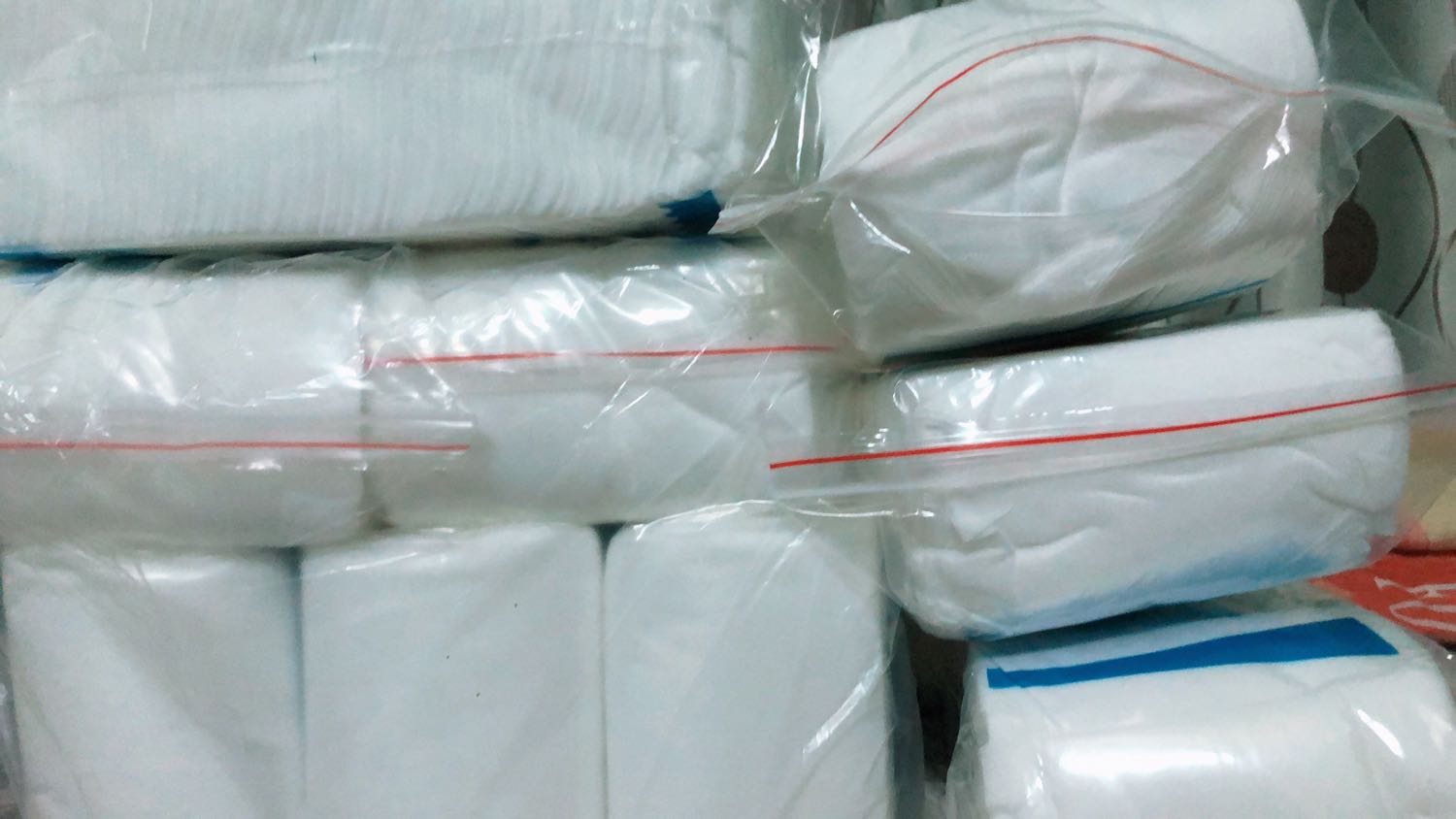 Nhà cung cấp sản phẩm này quá ẩu tả trong việc đóng gói. Bịch đã bung hẳn khóa zip trc khi khui hàng. Bịch khăn vải này quảng cáo là tiệt trùng nhưng đóng gói bao bì thế này thì khi tới tay người tiêu dùng có vệ sinh hay ko? Sản phẩm này mua dùng cho bé mà thế này ai dám đảm bảo sẽ an toàn?