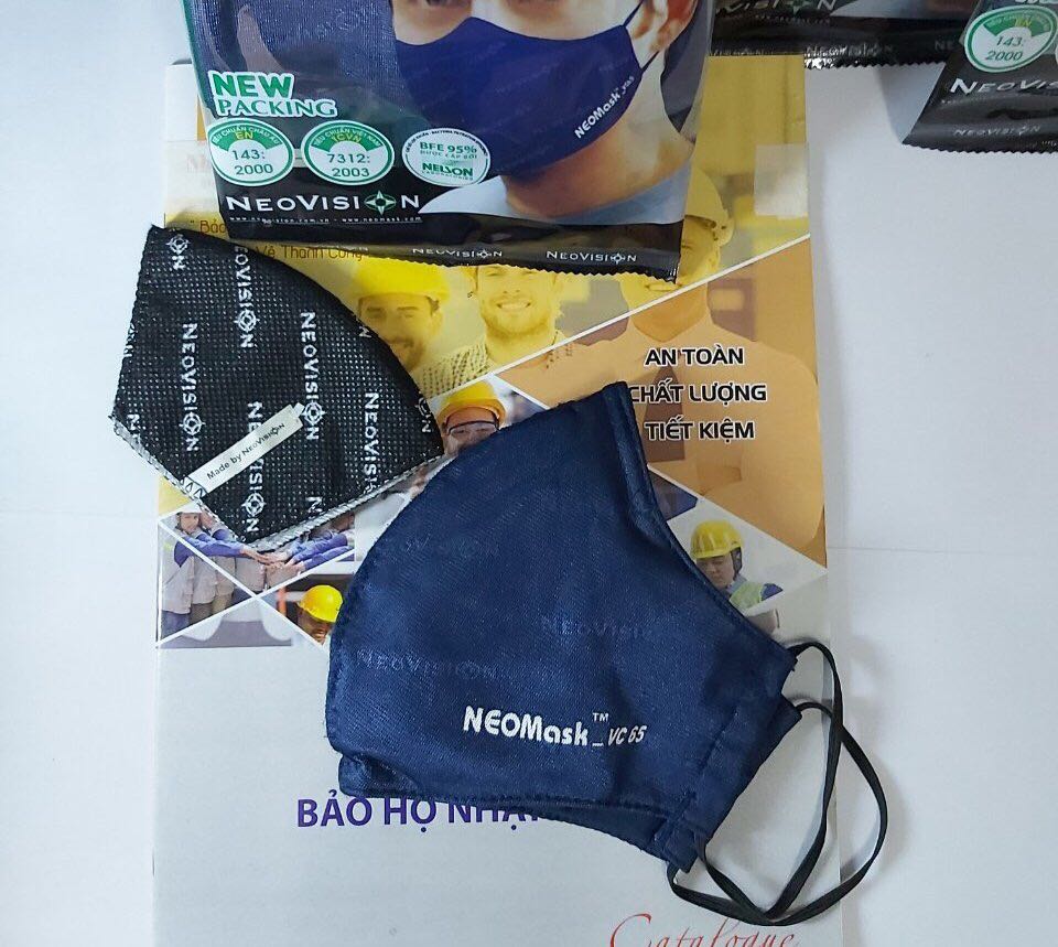 Sản phẩm đóng gói chắc chắn, màu sắc chuẩn mình thích luôn . Chất vải mền mịn, *** thử không thấy đau khi đeo qua tai . Sẽ ủng hộ thêm shop nhé