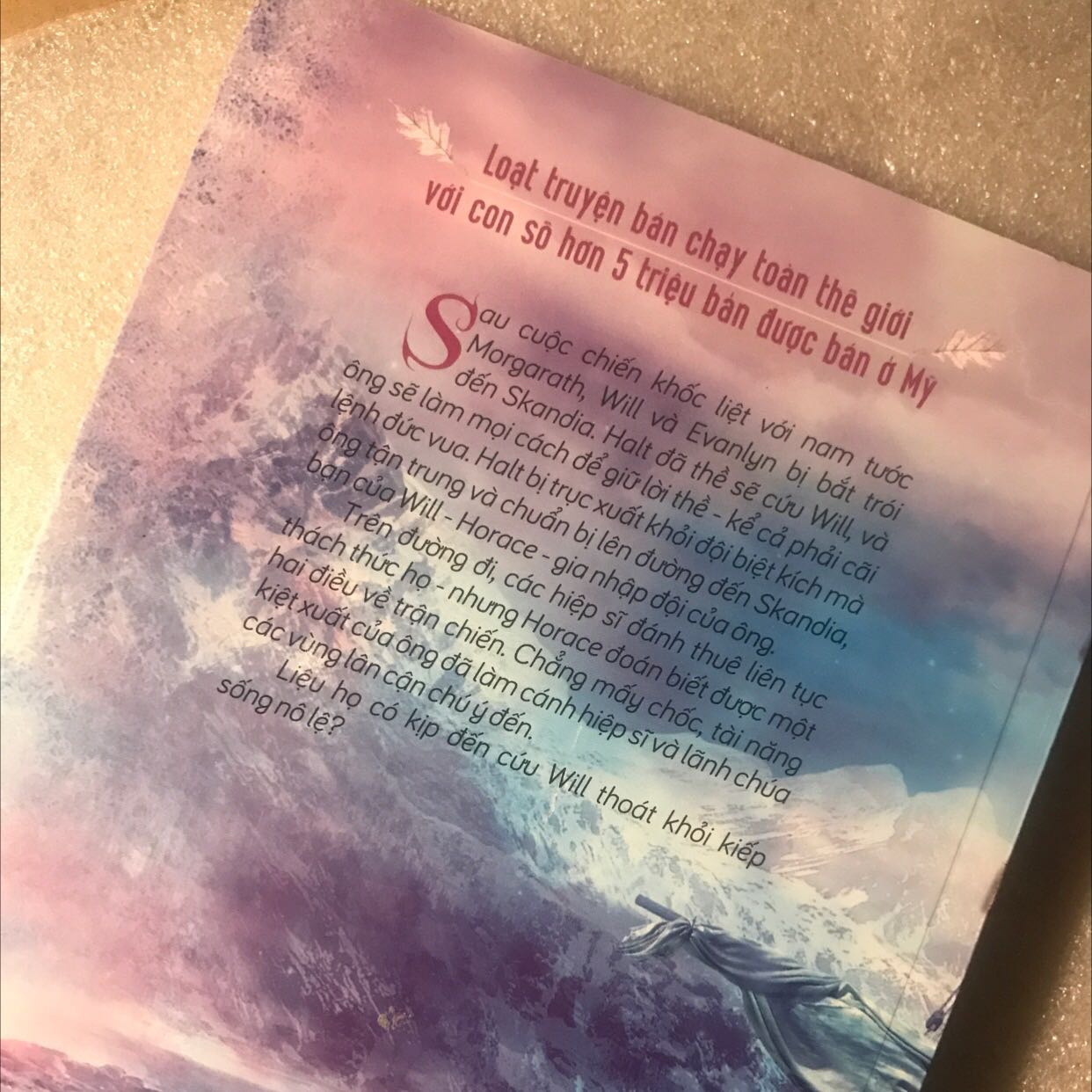 Hàng về nhanh, mình mua cả bộ nguyên seal, bộ này còn có cả bookmark cực xinh. Mua lúc sale nên còn 160k cả bộ, mong rằng sẽ hay như review của mọi người✨✨❤️