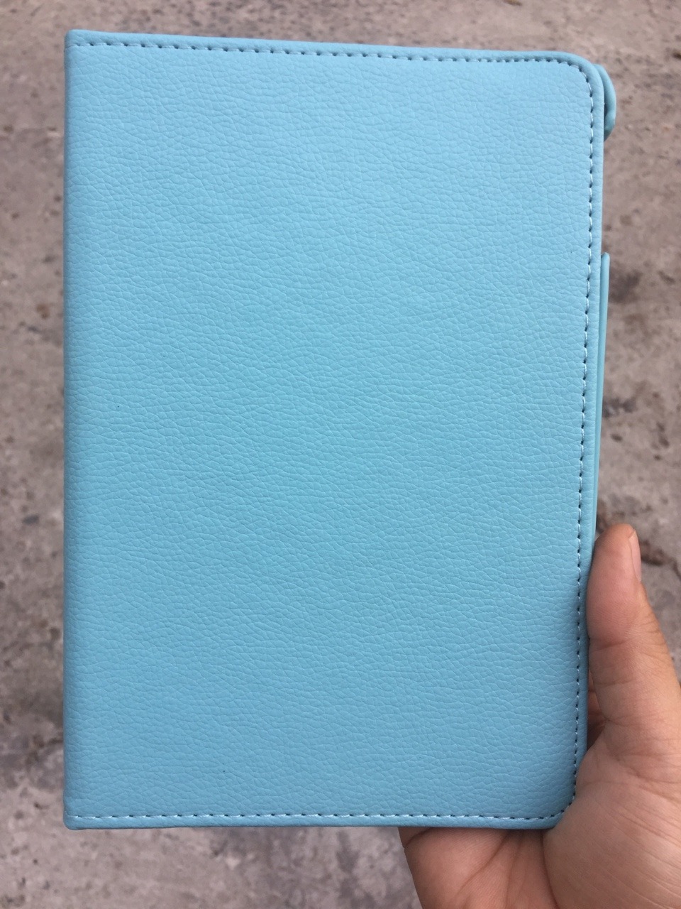 Với giá dưới 100k thì có thể hài lòng với sản phẩm, màu sắc nhẹ nhàng, da tổng hợp khá mềm, các chức năng dùng tốt.