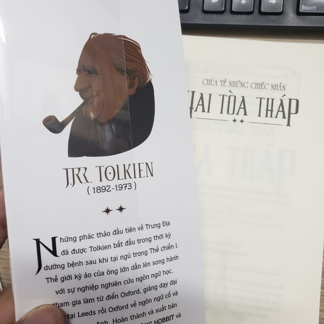 "tín đồ Thiên Chúa giáo chưa đọc hết Kinh Thánh còn có thể tạm tha thứ, chứ một fan tiểu thuyết kỳ ảo mà chưa đọc cuốn Phúc âm của thể loại kỳ ảo này thì không thể chấp nhận được" Amazon said. 
Lời nhận xét hết sức kiêu của Amazon nhưng thực sự ko thể phủ nhận sức hút của tác phẩm có sức nặng về cả nội dung và trọng lượng này 😃