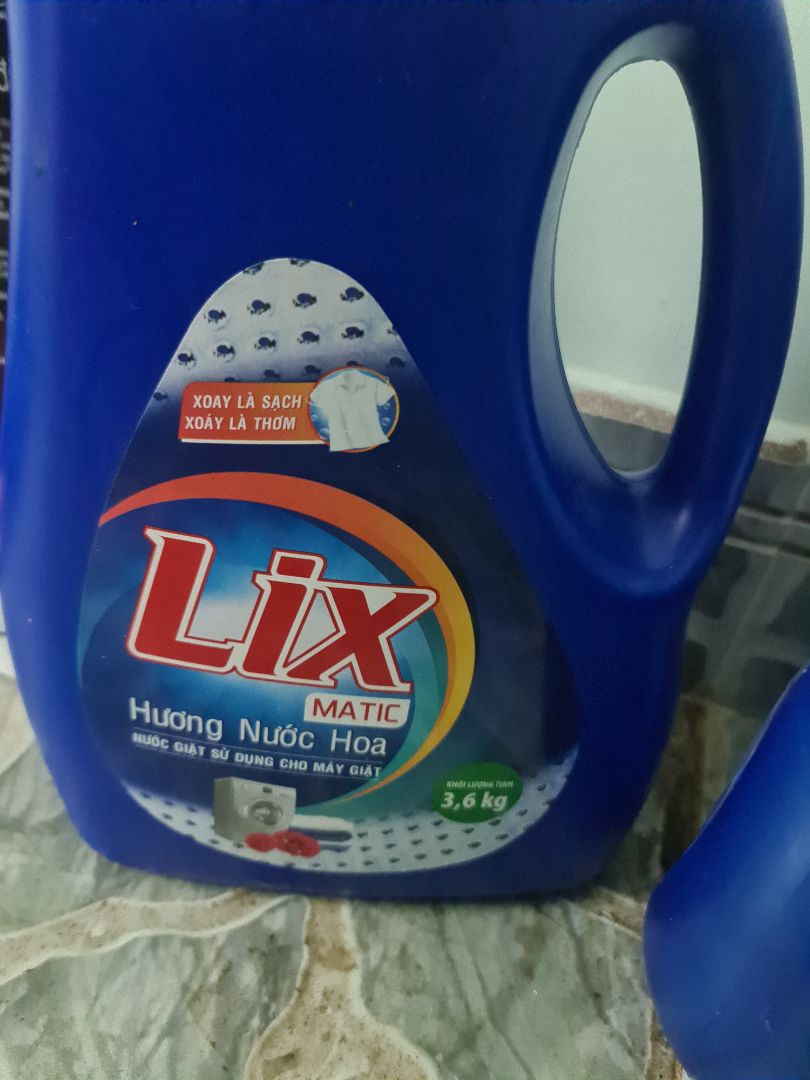 hình dáng, mùi thơm thì ok, còn lạ ở chỗ sao nước giặt LIX Matic này loãng quá, rót chảy như nước chứ ko sệt như mình mua ở chỗ khác