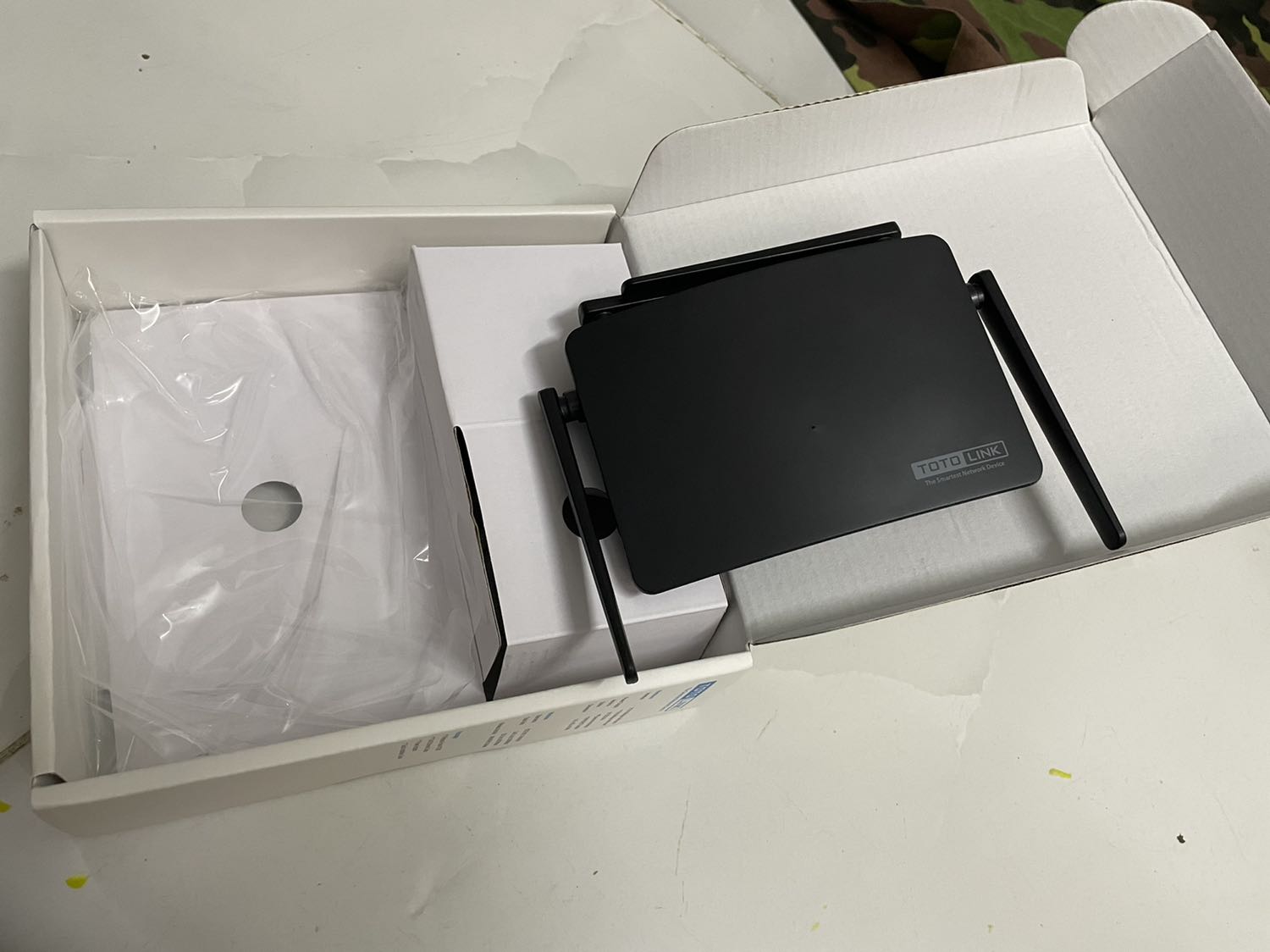 nhìn ở ngoài hơi nhỏ hơn so với trong hình nhưng hoạt động và phát sóng khá ổn áp, tầm hoạt động khá rộng và xuyên tường tốt. lâu lâu có 1 vài lúc bị lag nhưng không đáng kể khi dùng 5g, xứng đáng trong tầm giá
điểm trừ: app quản lý chưa được thân thiện và lấy lại giao diện từ web bỏ vào app, 1 số từ chen vào tiếng Trung và sai chính tả (như chữ donwload), mong nhà sản xuất lưu ý để chỉnh lại hoàn chỉnh hơn. ngoài ra đèn led ko có có chế độ ban đêm, sẽ có thể gây khó chịu khi bạn để trong phòng ngủ