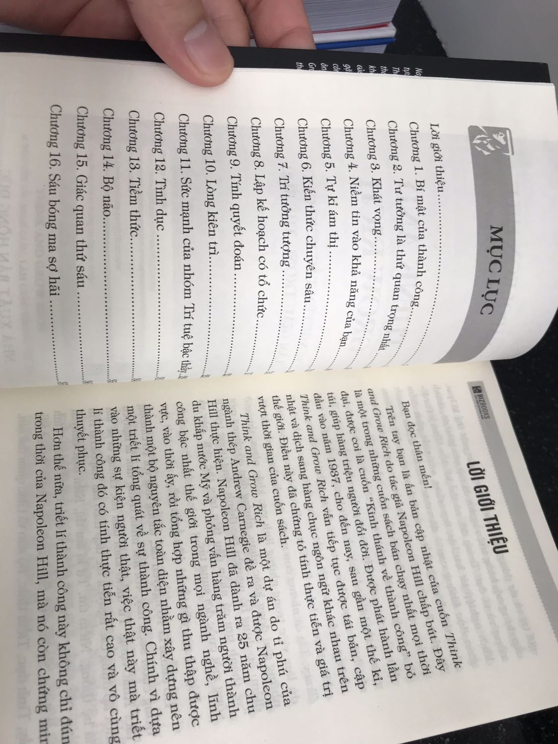 Trước đó mình đã đọc phiên bản 13 nguyên tắc của quyển này. Phiên bản 13 nguyên tắc cũng khá hay nhưng hơi lỗi thời so với thời đại hiện nay. Phiên bản mới này bổ sung thêm 3 nguyên tắc nữa và có hiệu chỉnh nội dung cho phù hợp với bây giờ. Vì vậy về nội dung thì rất hài lòng. Chỉ có góp ý nhỏ về đóng gói của tiki, bỏ sách trong thùng khá rộng nhưng lại ko chèn gì để cố định sách nên dẫn đến sách hơi bị “cong vênh”. Nhưng không sao, vẫn không ảnh hưởng gì đáng kể nên vẫn để 5 sao.
