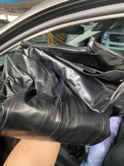 Đệm ghi là chất liệu vải dù nhung nhưng nhận về thì là vải nilon-cao su, vải như áo mưa ấy, rất nóng và ko dùng để nằm được