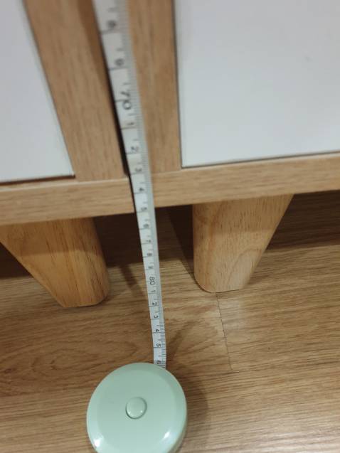 Nhân viên liên hệ và giao hàng rất dễ thương. Kiểu dáng sản phẩm đẹp. Tuy nhiên, sản phẩm chưa được hoàn chỉnh chỉn chu (nhiều vị trí bị vênh). Tủ gỗ chỉ cao 85cm (trong khi theo mô tả sản phẩm thì tủ gỗ cao 90cm).