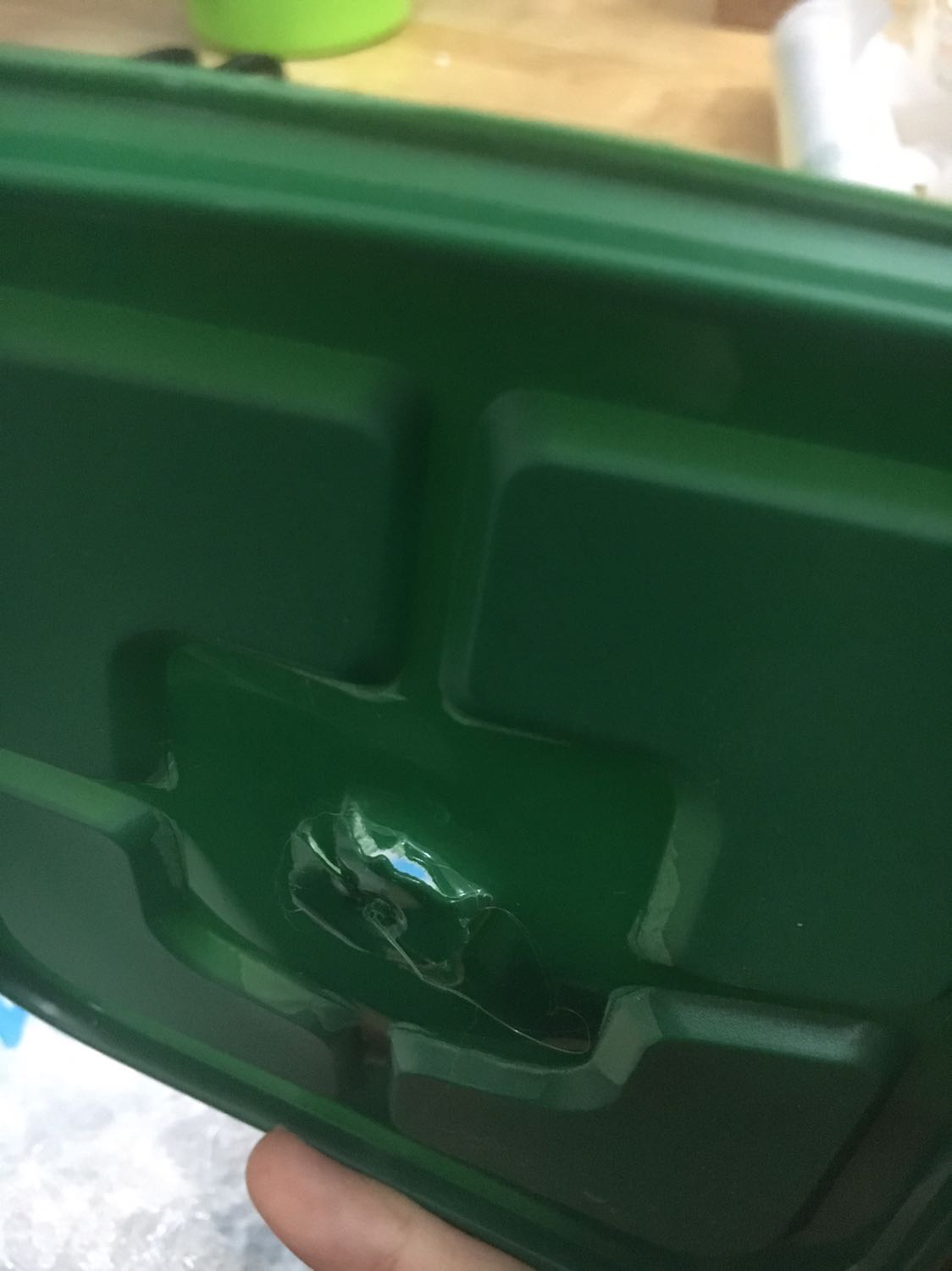 Sản phẩm giao đóng gói rất kỹ. Mình rất hài lòng Tiki luôn gói hàng cẩn thận. 
Tuy nhiên sản phẩm bên trong thì 17 hộp hư 2 thân và 1 nấp. Sản phẩm trên thì và thực tế hoàn toàn không giống nhau.
Hi vọng Tiki đừng để sản phẩm thế này được bày bán. Mình mua Tiki nhiều lần nhưng thật sự lần này vô cùng thất vọng.